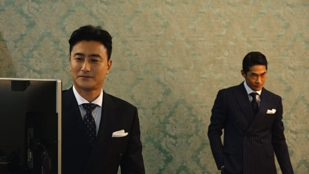 '위대한 배태랑' 속 배정남, 안정환이 함께한 화보 촬영장./ 사진=JTBC 제공
