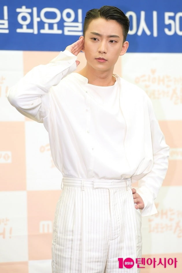 [TEN 포토] B1A4 공찬 '멋진 경호원으로 변신'