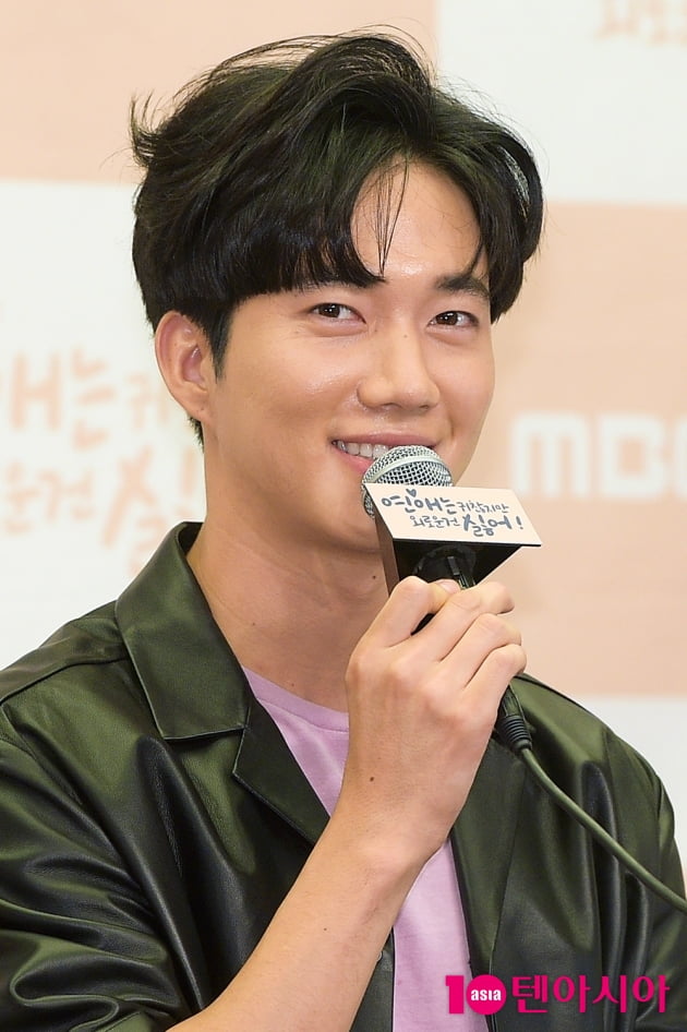 [TEN 포토] 소감 전하는 '연애는 귀찮지만' 박건일