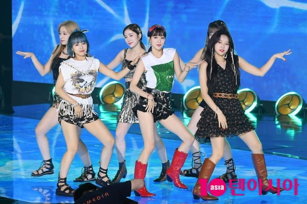 [TEN 포토] 에이프릴 '귀요미들의 무대'