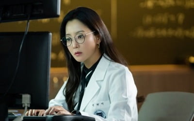 '앨리스' 김희선 "1인 2역 연기, 후회 없다" (인터뷰)