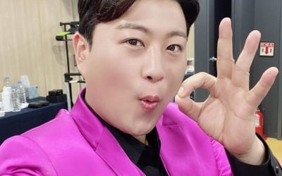 '13kg 감량' 김호중, '쨍'한 보라색 재킷도 완벽 소화