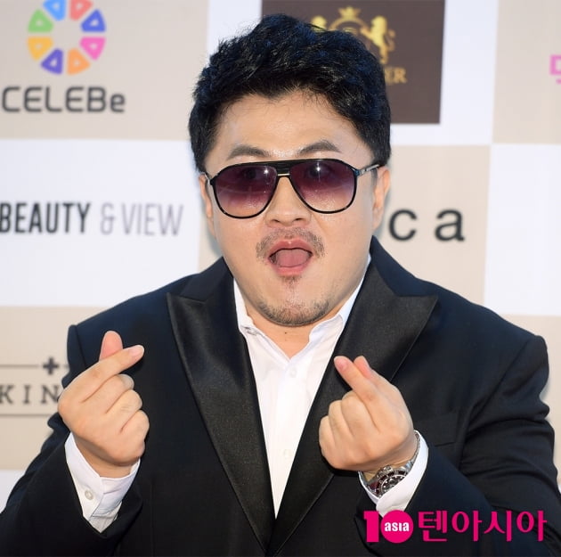 [TEN 포토] 데프콘 '색안경으로 멋냈어요'