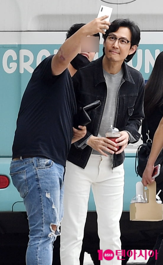 [TEN 포토] 이정재 '팬서비스도 특급'