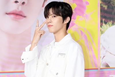 [TEN 포토] 김우석 '반해 안 반해?'