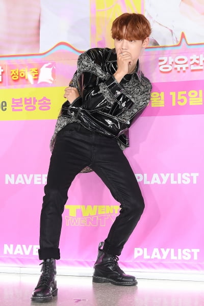 [TEN 포토] 강유찬 '아이돌 포즈로 마무리'
