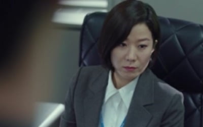 '비밀의 숲2' 전혜진, 강렬한 존재감…최빛 단장 '변신'