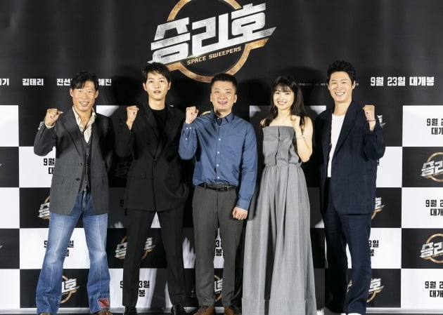 배우 유해진(왼쪽부터), 송중기, 조성희 감독, 김태리, 진선규가 영화 '승리호'의 온라인 제작보고회에 참석했다. / 사진제공=메리크리스마스