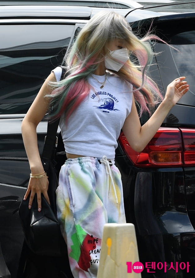 [TEN 포토] 있지 예지 '무지개빛 헤어컬러'