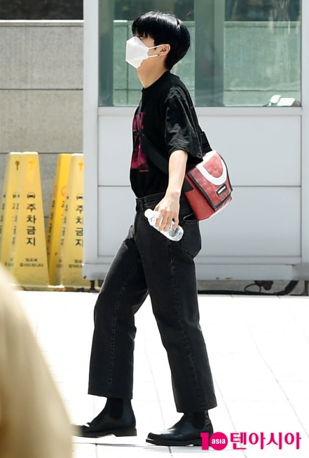 [TEN 포토] 온앤오프 엠케이 '생수병에 시크한 올블랙'