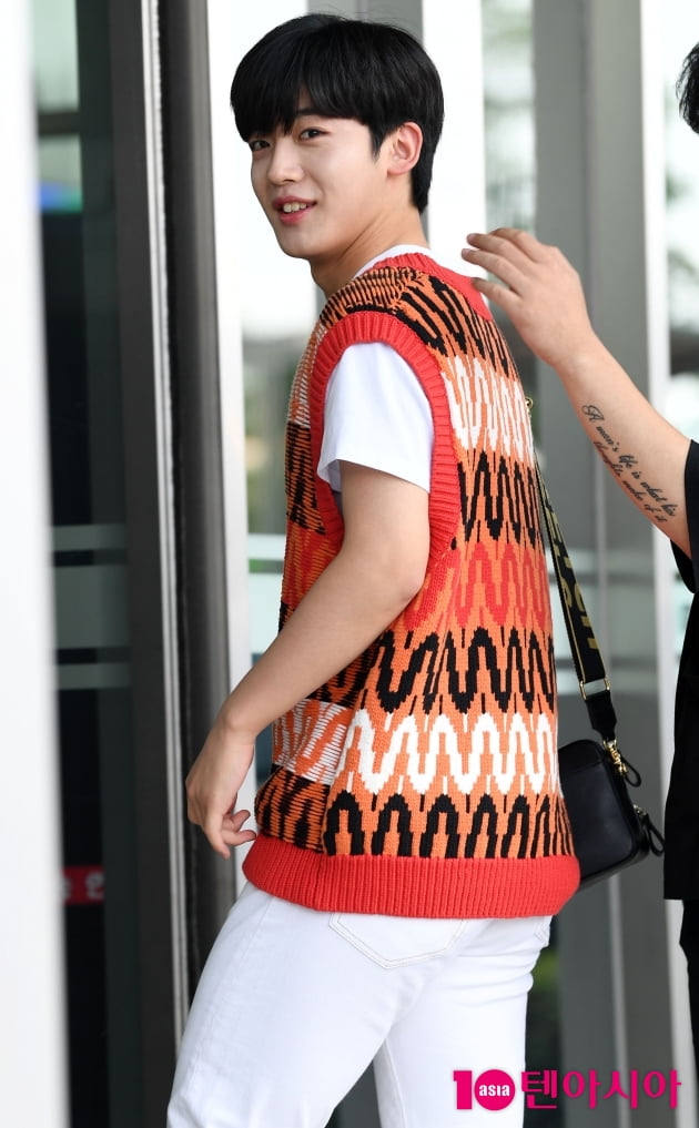 [TEN 포토] 김요한 '뒤돌아보면 심쿵!'