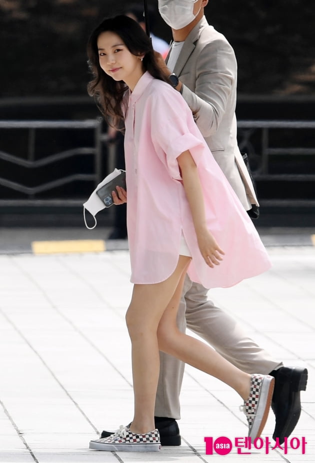[TEN 포토] 안소희 '매니저와 발맞춰서 하나 둘..''