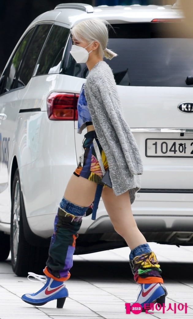 [TEN 포토] 있지 류진 '태양보다 뜨거운 패션'
