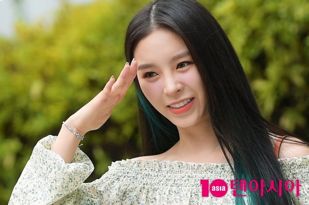 [TEN 포토] CLC 엘키, '각잡힌 경례'