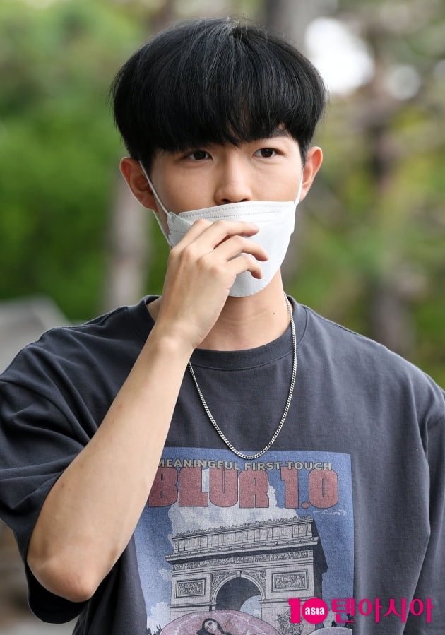 [TEN 포토] 김재환 '마스크 다시 고쳐쓰고'