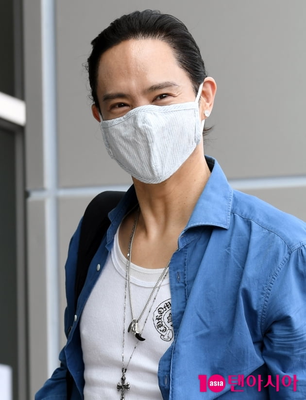 [TEN 포토] 양준일 '마스크로 가려도 잘생김'