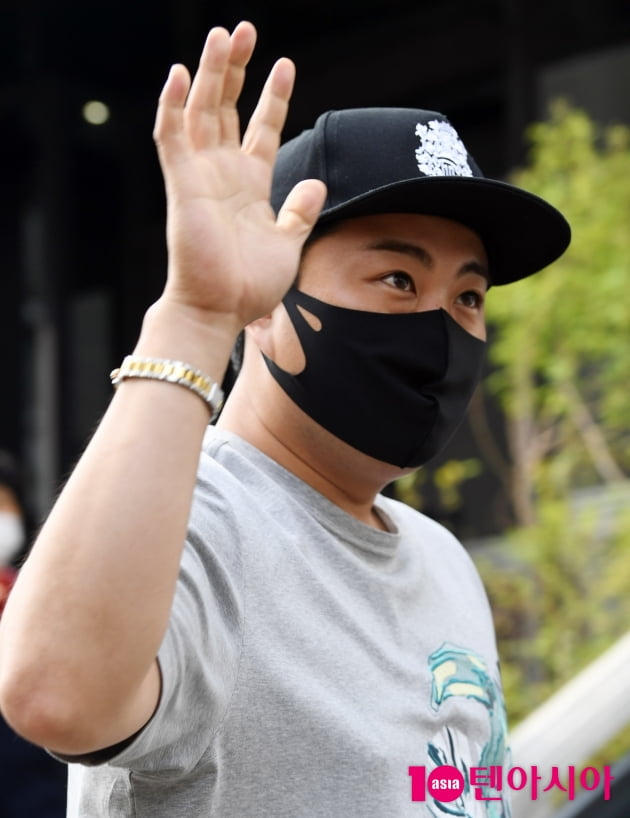 [TEN 포토] 김호중 '귀공자의 손인사'