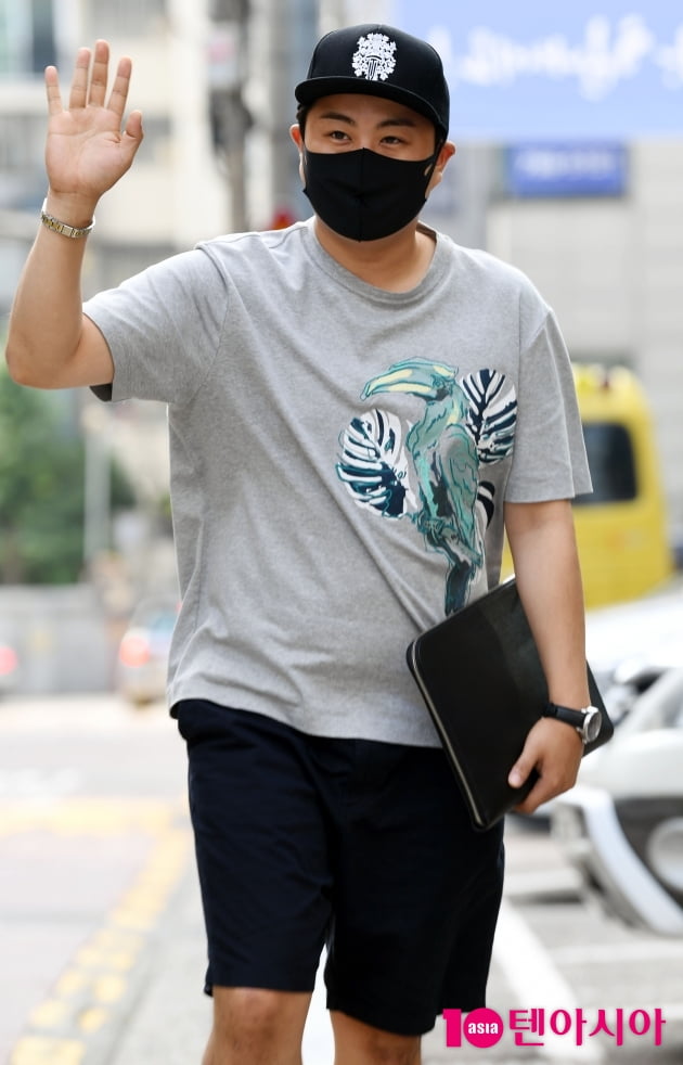 [TEN 포토] 김호중 '출근길 마저 멋짐폭발'