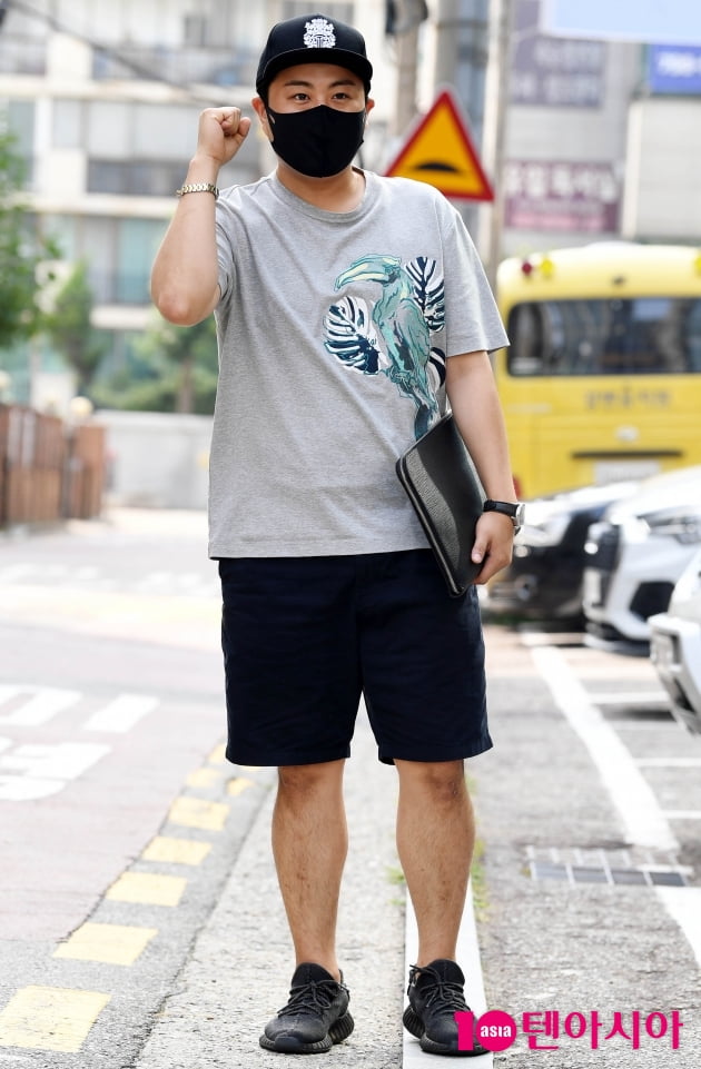 [TEN 포토] 김호중 '다이어트로 완성된 반바지 패션'