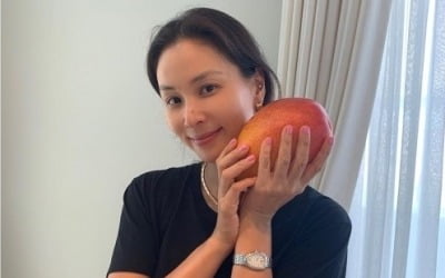 '장동건♥' 고소영, 애플망고보다 작은 '소두' 인증…이러니 반할 수밖에