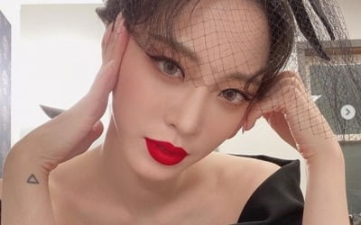 장만월 환생한 줄…한예슬, 오프 숄더+레드립으로 '고혹美 발산'