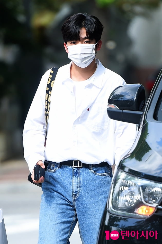 [TEN 포토] 김요한 '출근길, 모여있는 팬들에 어리둥절'
