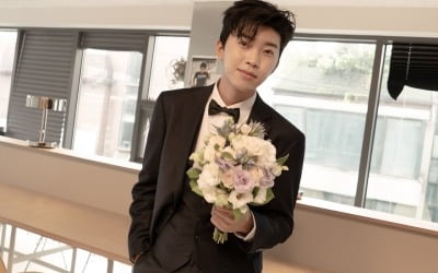 '턱시도 입은' 임영웅, 부케 들고 꽃미소…"새 신랑 같네"
