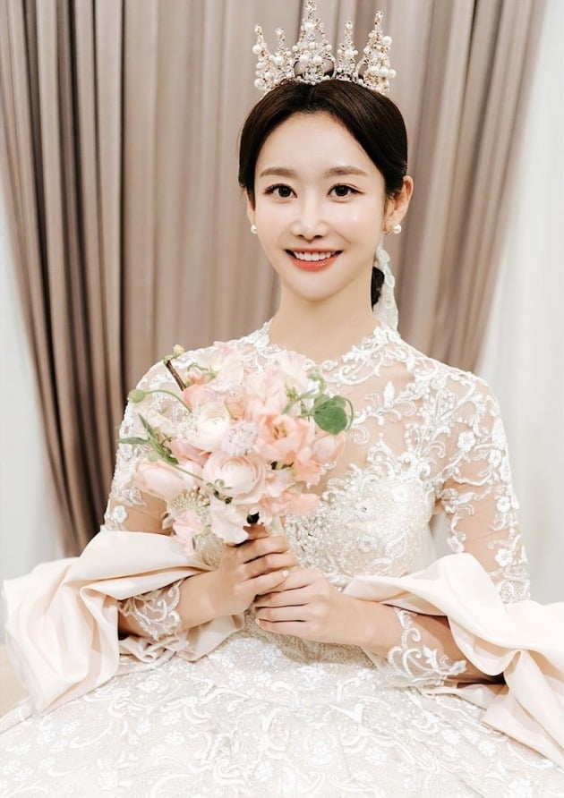 크레용팝 금미 웨딩 화보 / 사진=로자스포사