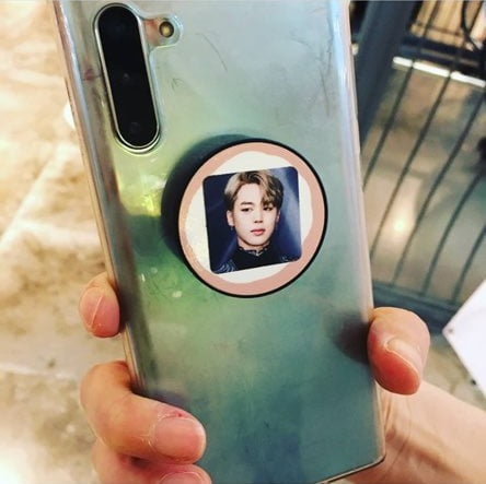 김정난이 공개한 휴대폰 뒷면/ 사진= 김정난 인스타그램