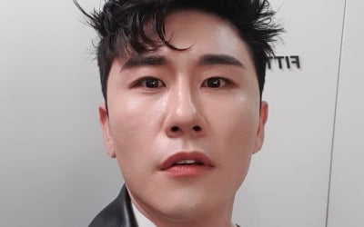 영탁, 치명적 눈빛 vs 해맑은 웃음…매력 화수분