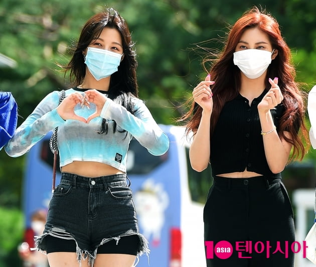[TEN 포토] CLC 오승희X권은빈 '각자의 하트'