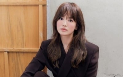 송혜교, 얼굴 크기 실화?…슈트 입고 멋짐 폭발