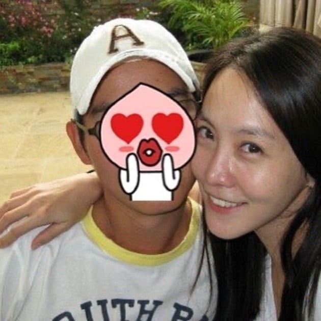 김정은, ♥남편과 뽀뽀 셀카 "코로나로 생이별"→살짝 공개된 남편 얼굴