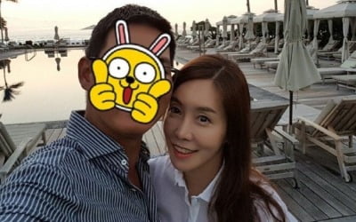 김정은, ♥남편과 뽀뽀 셀카 "코로나로 생이별"→살짝 공개된 남편 얼굴
