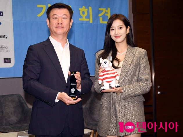 [TEN 포토] 에이프릴 이나은-윤갑용 '조직위원장과 함께~'(BIAF2020 홍보대사)