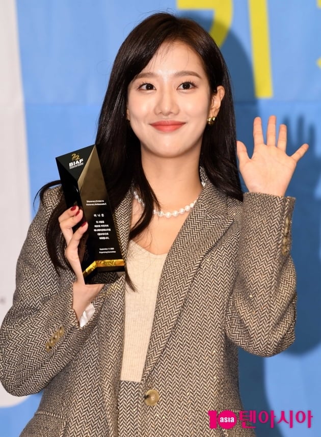 [TEN 포토] 에이프릴 이나은 '손 흔드는 인형'(BIAF2020 홍보대사)