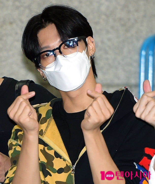 [TEN 포토] 에이티즈 우영 '하트가 두개'