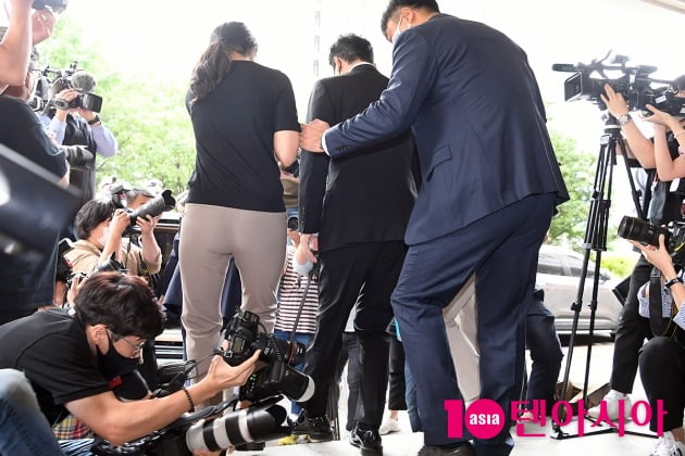 [TEN 포토] 양현석 '공판 마치고 나서는 뒷모습'