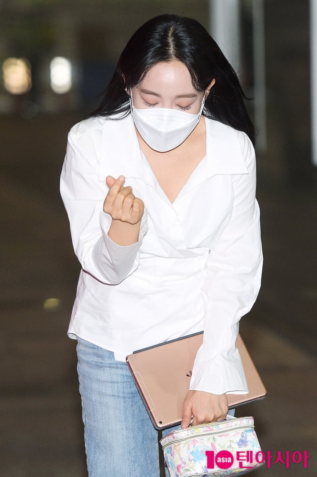 [TEN 포토] 윤하 '인사하며 하트 날리기'