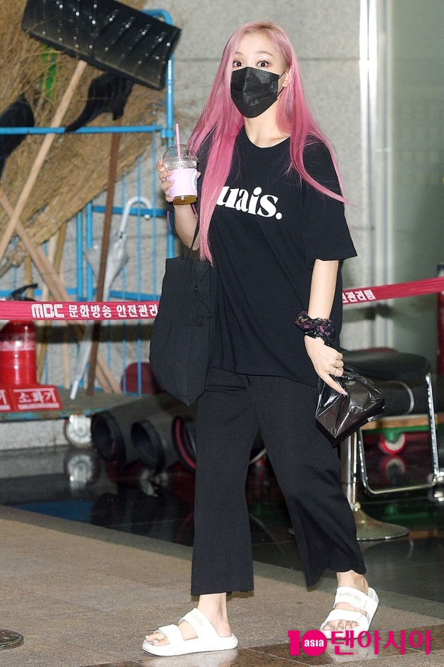 [TEN 포토] 드림캐처 가현 '검은 봉지 들고 깜짝'