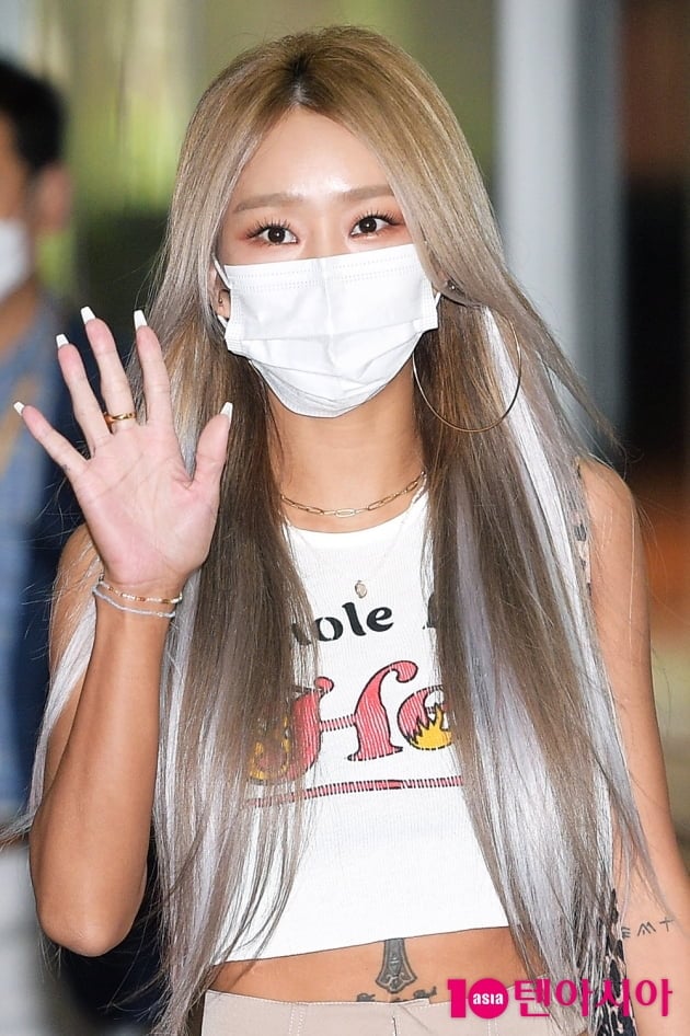 [TEN 포토] 효린 '구릿빛 인사'
