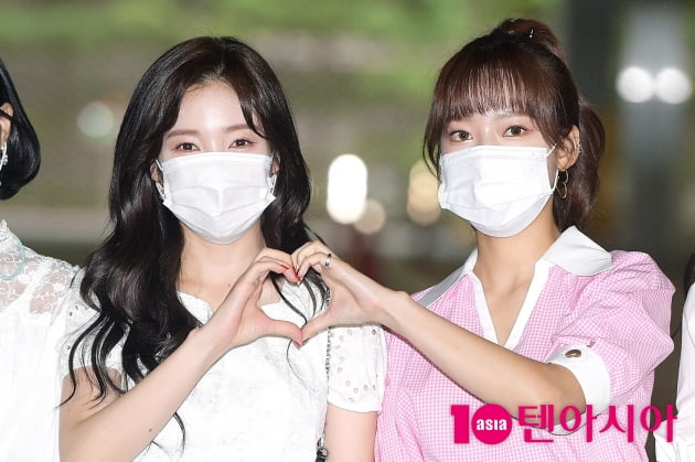 [TEN 포토] 에이프릴 채경X예나, '함께 만든 애교 하트'