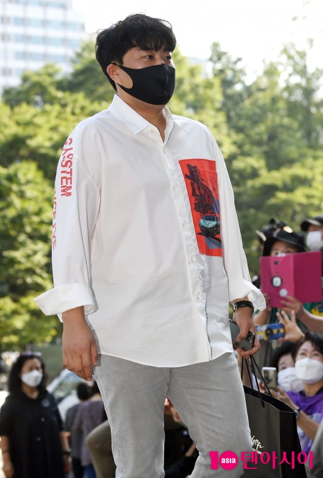 [TEN 포토] 김호중 '잠시만 안녕 오늘 첫 출근'