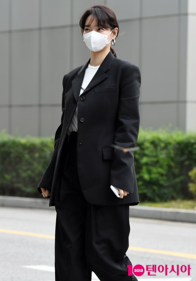 [TEN 포토] 신민아 '많은 취재진에 긴장된 표정'