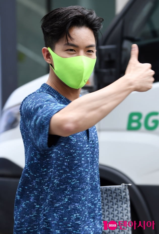 [TEN 포토] 나태주 '즐거운 퇴근길'