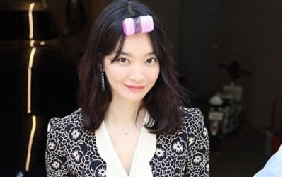 신민아, 헤어롤 말고 '깜찍' 표정…♥김우빈도 반한 '인형 미모'