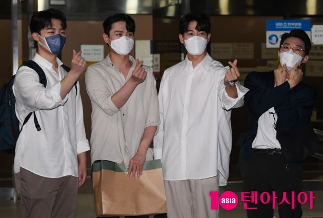 [TEN 포토] 레떼아모르 '멋있게 하트 날리며 퇴근'