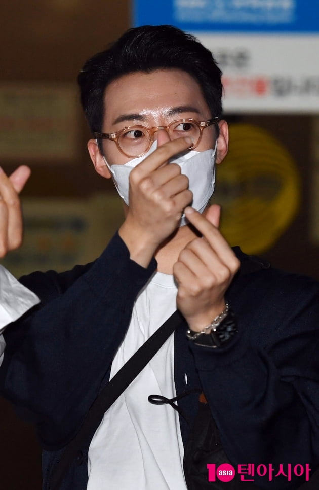 [TEN 포토] 레떼아모르 박현수 '하트 두개 받으세요~'