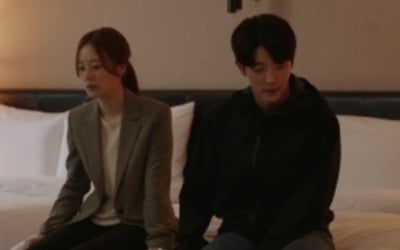 '악의 꽃' 이준기♥문채원, 수갑 데이트? '한 침대 위 아슬아슬'