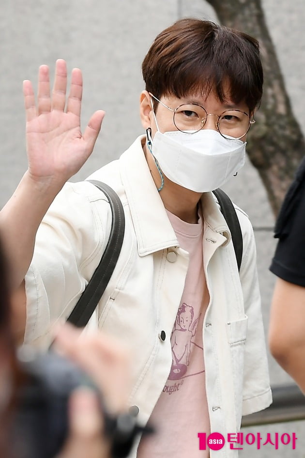 [TEN 포토] 조우종 '손인사 하며 출근'